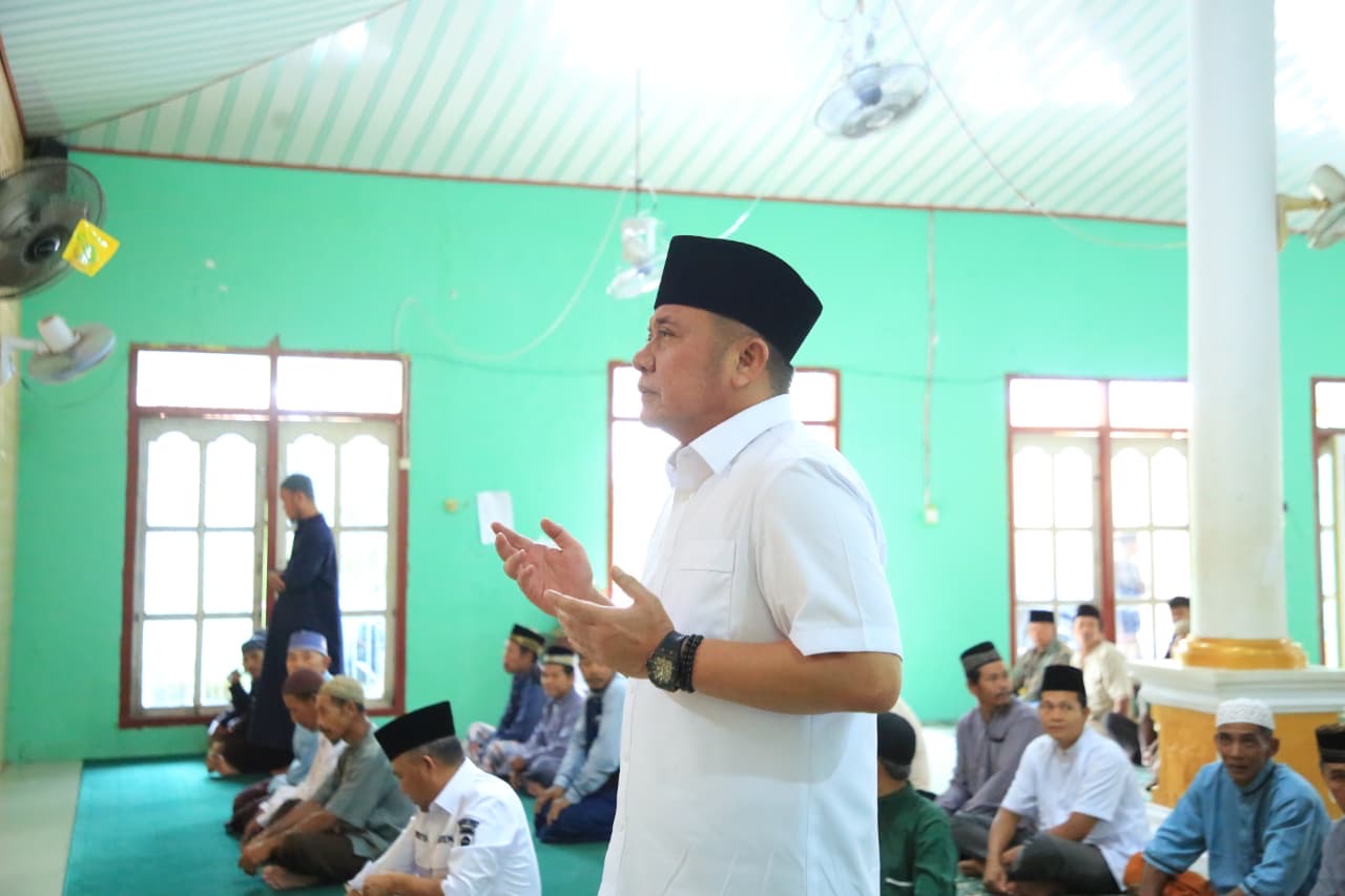 Safari Jumat di Muba, Herman Deru Pererat Silaturahmi dengan Masyarakat Desa Air Putih