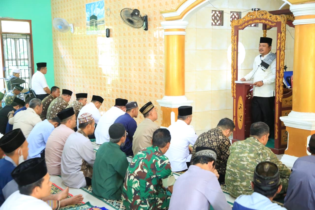Safari Jumat di Muba, Herman Deru Pererat Silaturahmi dengan Masyarakat Desa Air Putih