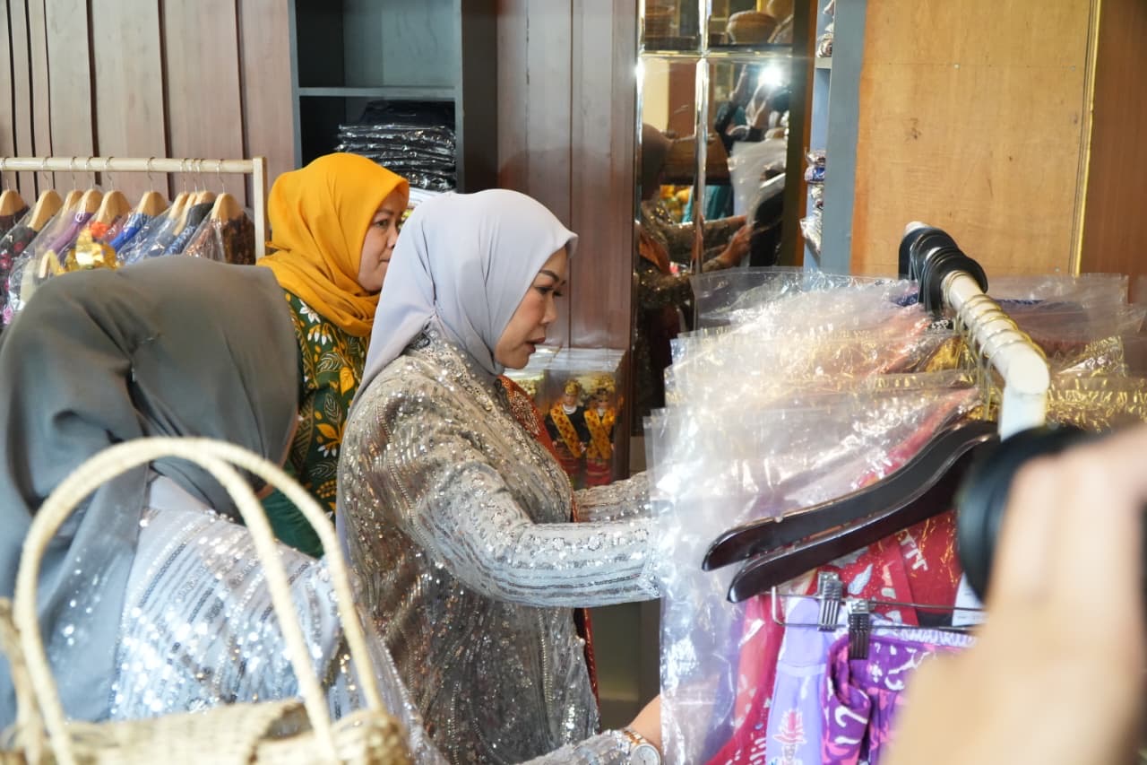 Feby Herman Deru Resmikan Toko Serame TP PKK Kota Pagaralam
