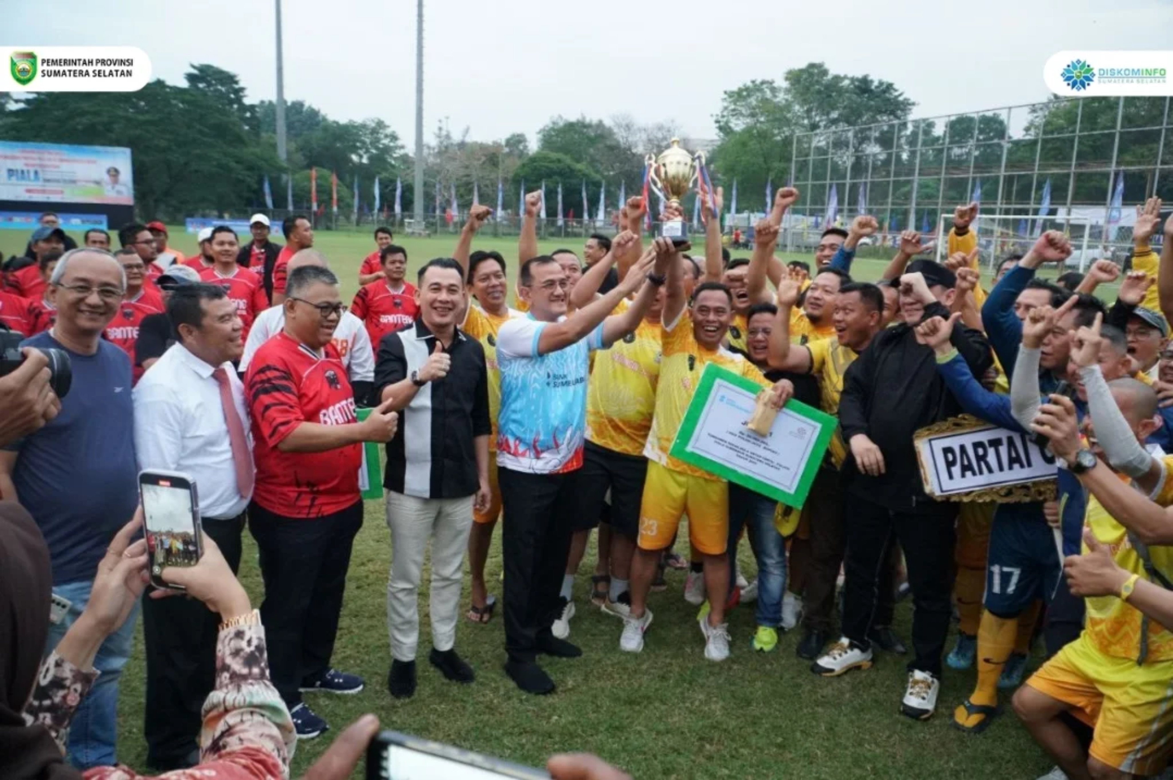 Sekda Sumsel  Tutup Turnamen Sepak Bola Antar Partai Politik, Tim Partai Golkar Raih Juara Pertama