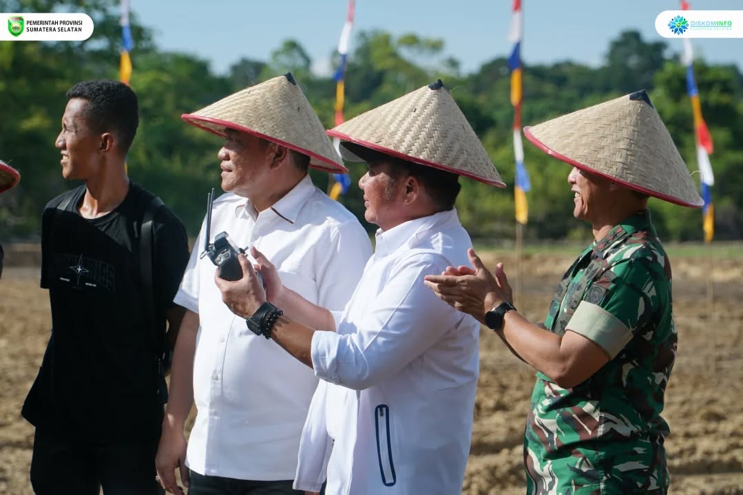 Dari 8 ke 5 Besar Nasional, HD Bidik Sumsel Masuk 3 Besar Lumbung Pangan Lewat Tanam Serentak Cetak Sawah Rakyat