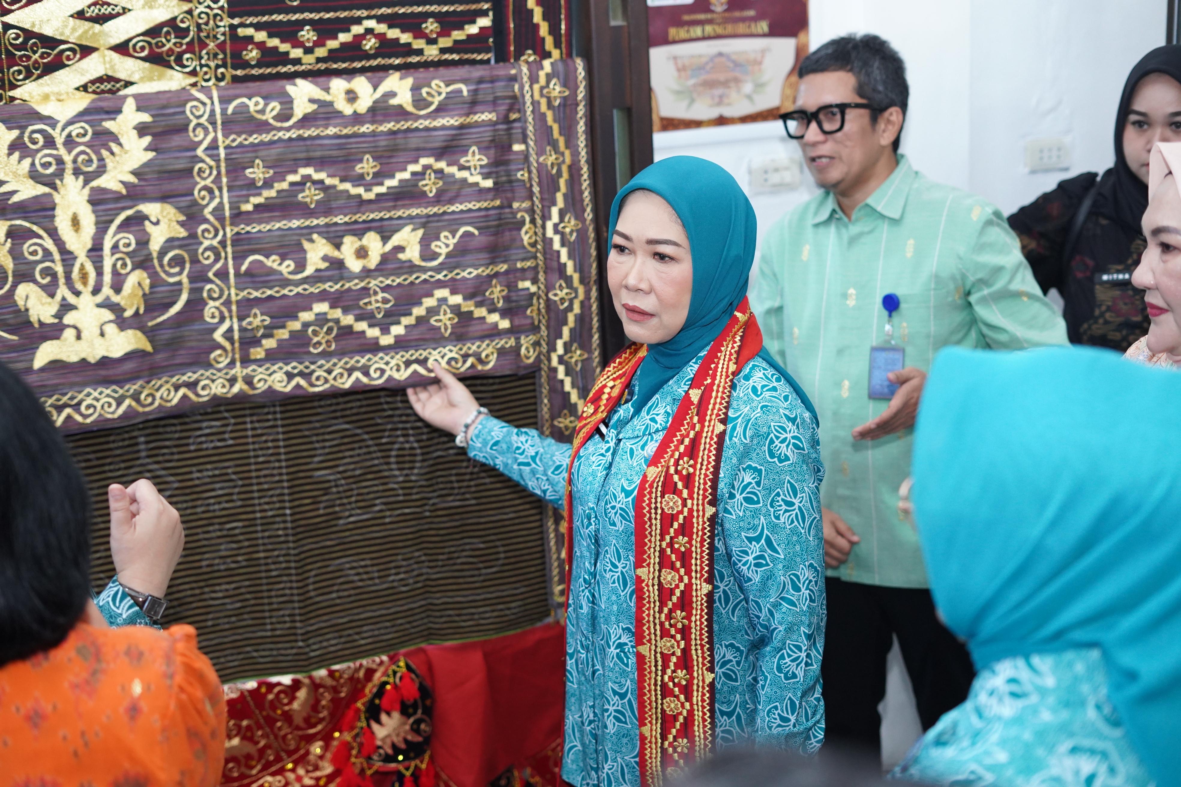 Ketua TP PKK dan Dekranasda Sumsel Tinjau Produk Unggulan Berbasis Kearifan Lokal di OKU Selatan