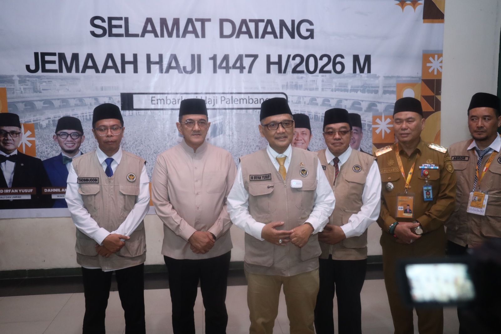 Sekda Sumsel dan Menteri Haji Tinjau Kesiapan Jamaah Kloter PLM 10 di Asrama Haji Palembang