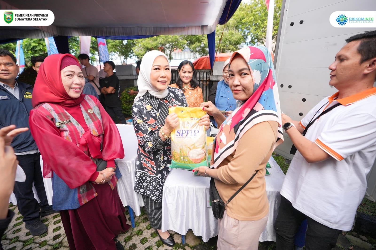 Febrita Lustia Herman Deru launching Kriya Sriwijaya Sale dan Operasi Pasar Murah Ramadhan