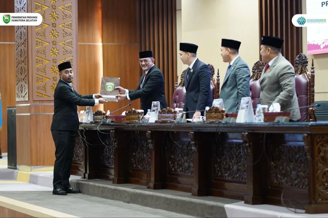 Sekda Sumael Dengarkan  Pandangan Umum Fraksi DPRD Provinsi Sumsel