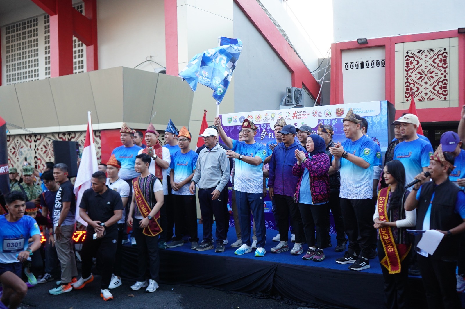 Dorong Gaya Hidup Sehat dan Budaya, Sekda Sumsel Lepas Ratusan Pelari di Stadion Bumi Sriwijaya