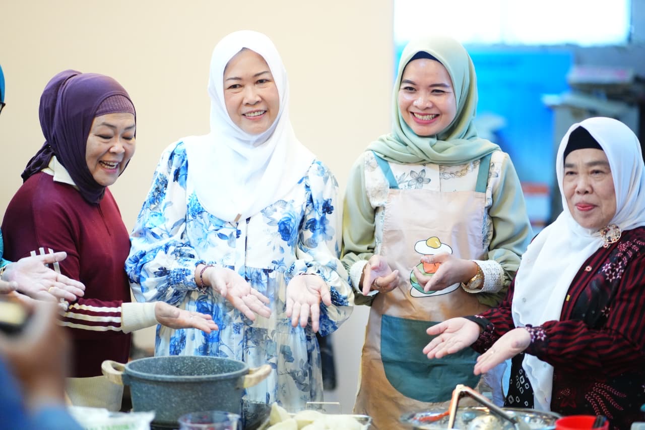 Ketua TP PKK Sumsel Ikuti Demo Masak dalam Rangka Silaturahmi