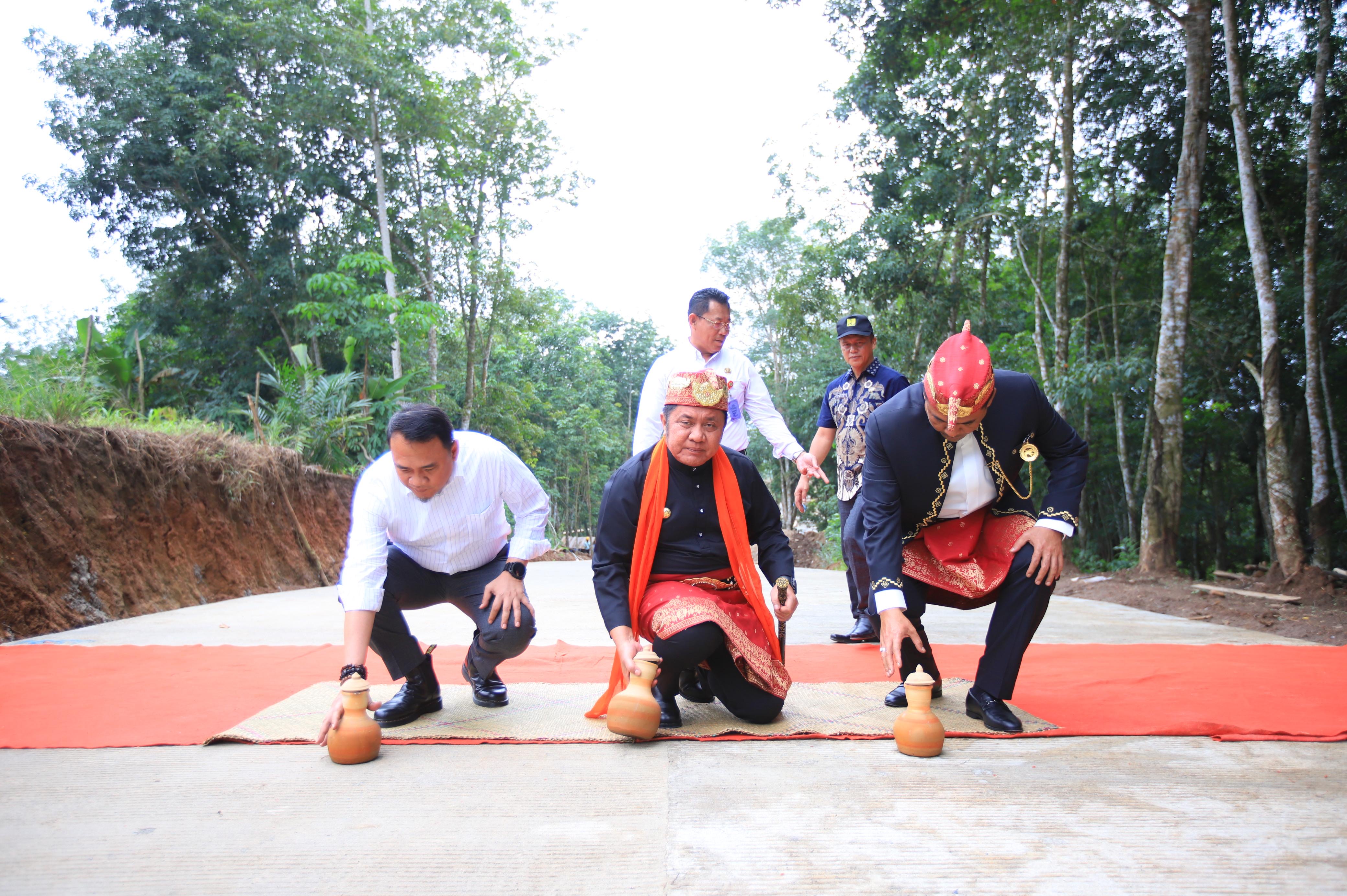 Gubernur Sumsel Resmikan Jalan Desa Karang Agung - Desa Trans Lubar