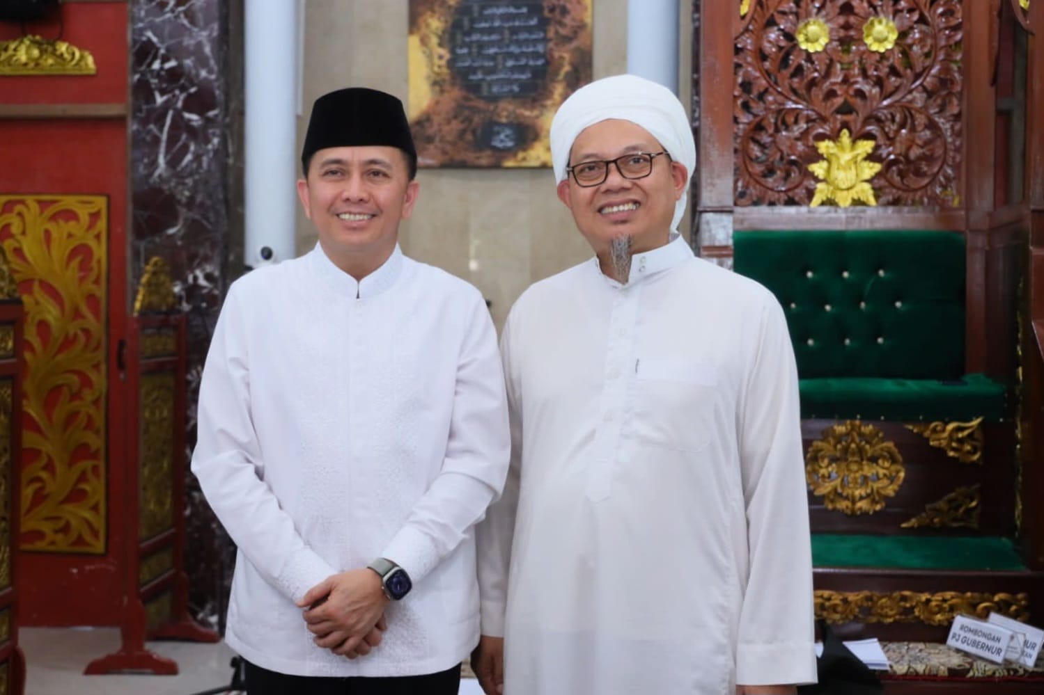 Shalat Jumat di Masjid Baiturrahman, Pj Gubernur Agus Fatoni Serahkan Bantuan dan Halal Bihalal Bersama Para Jamaah