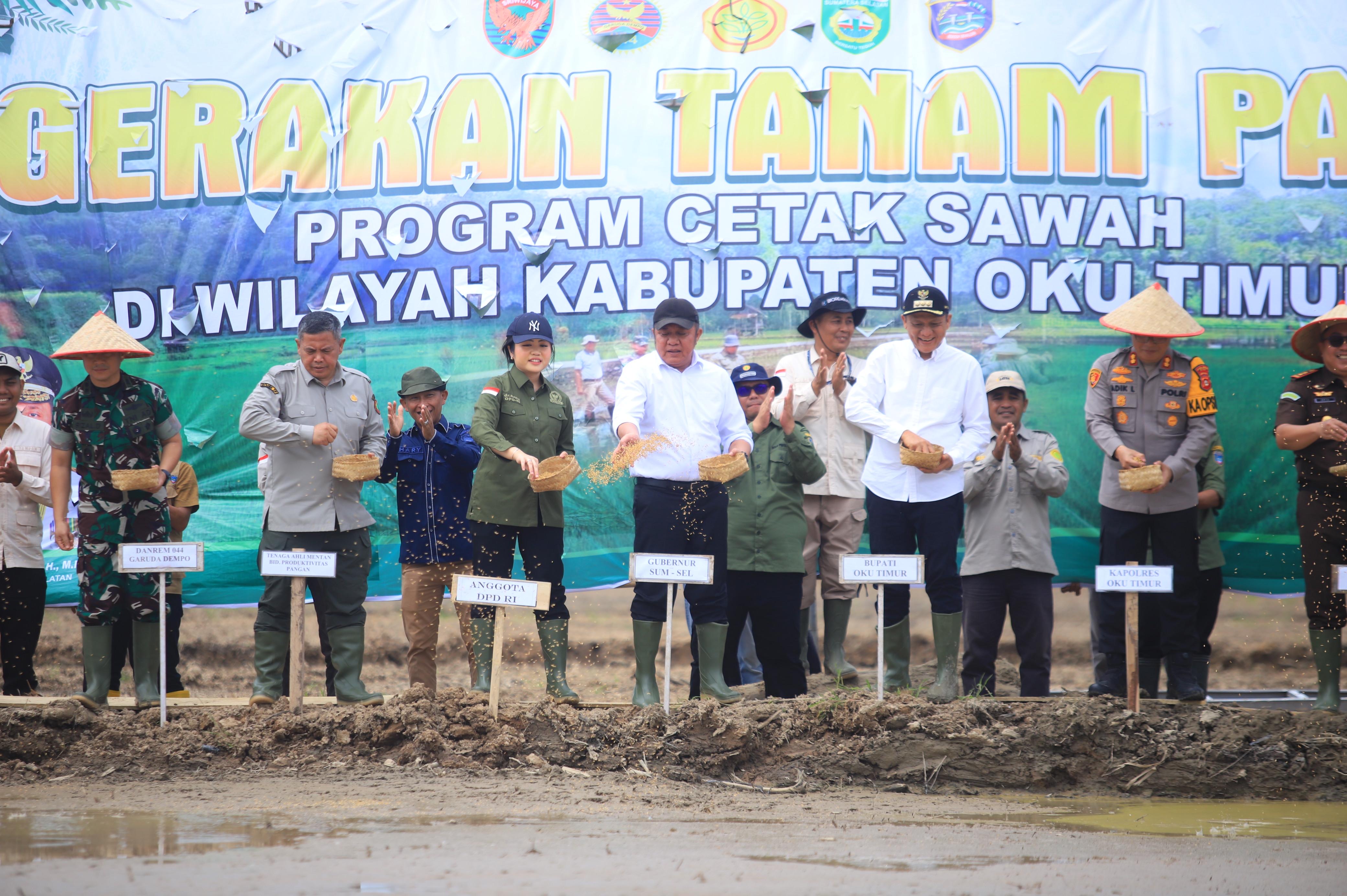 Tanam Padi dan Serahkan Alsintan, Gubernur Sumsel Percepat Produktivitas OKU Timur