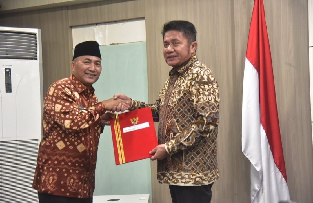 Hd Serahkan Sk Perpanjangan Masa Jabatan Sebagai Pj Bupati Muba