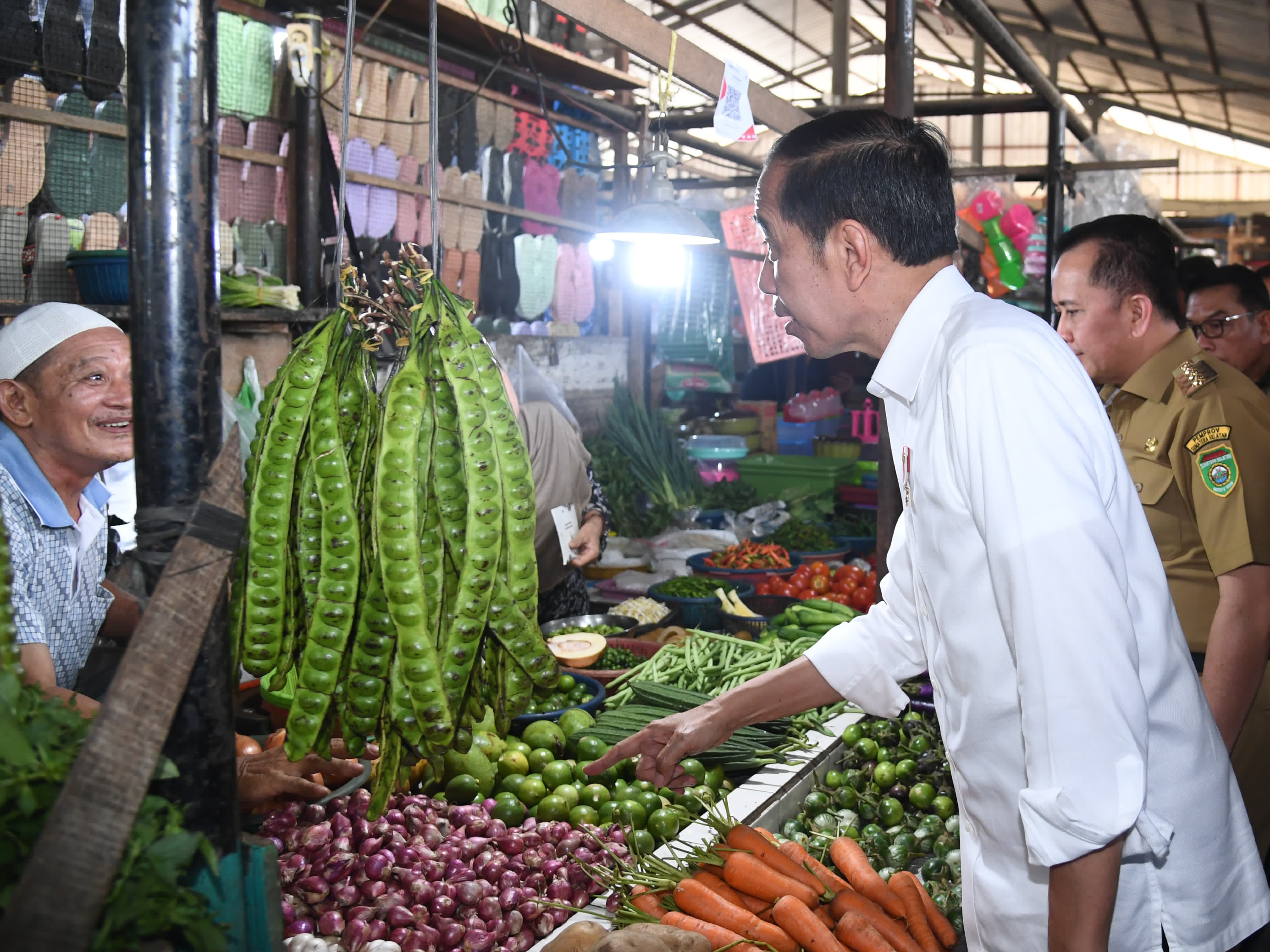 Jokowi Kunjungi Pasar Sekip, Cek Harga Bahan Pokok