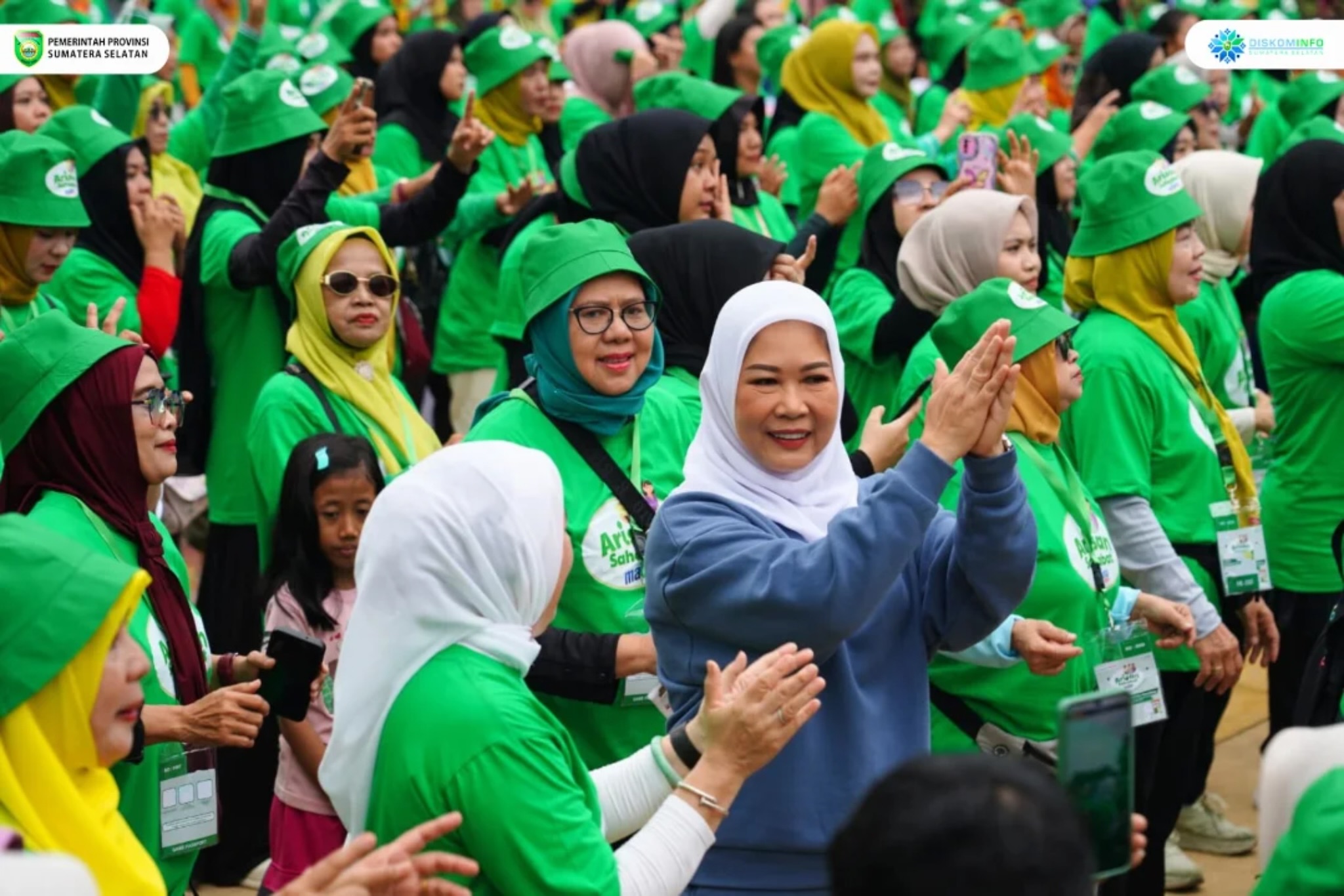 Ketua TP PKK Sumsel Feby Deru Masak Pindang Tulang Seribu Porsi Bersama Chef Arnold dan Bobon Santoso
