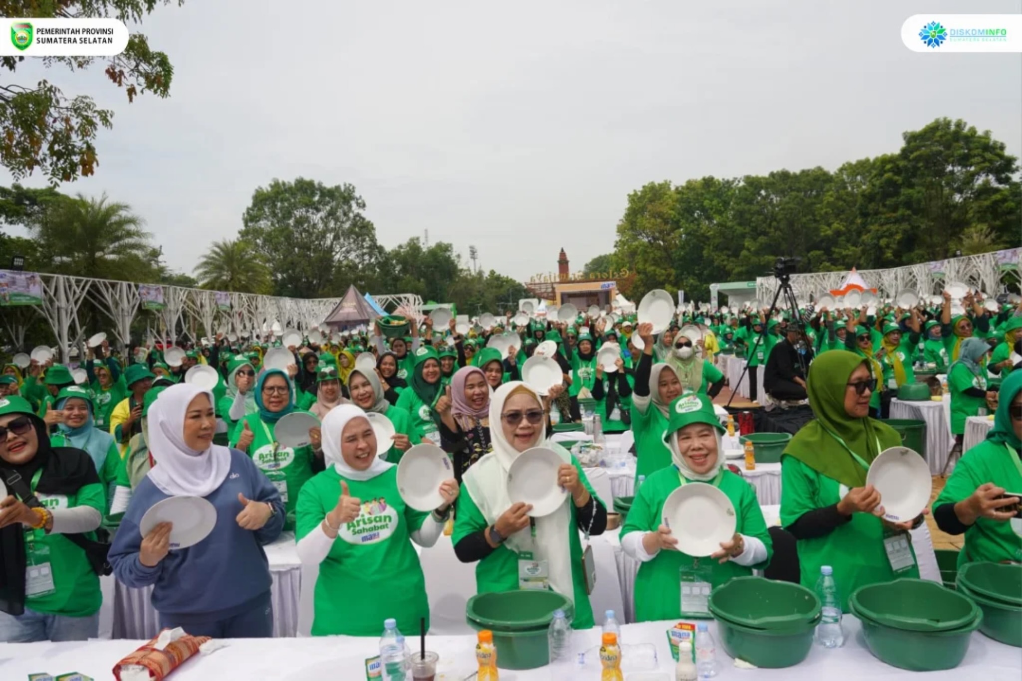 Ketua TP PKK Sumsel Feby Deru Masak Pindang Tulang Seribu Porsi Bersama Chef Arnold dan Bobon Santoso