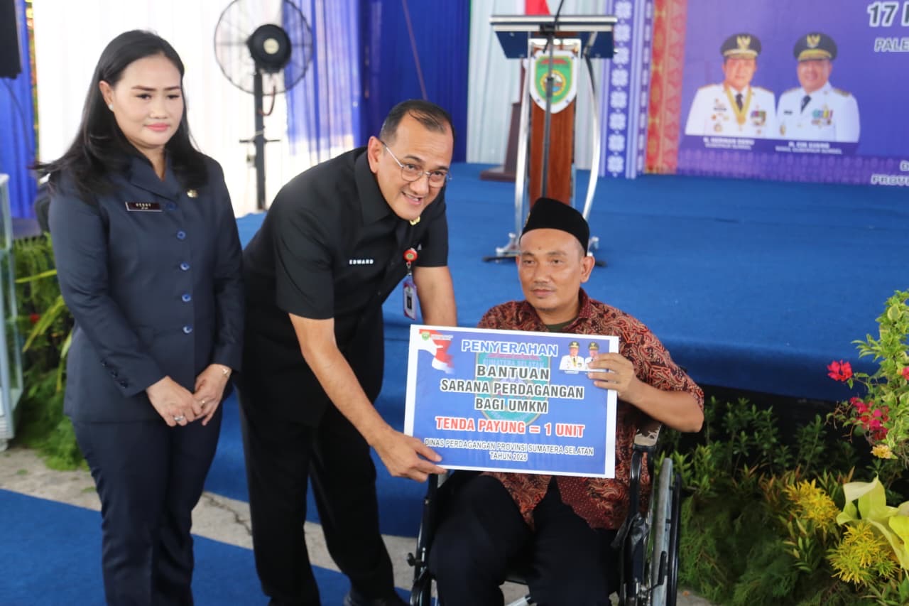 Dorong Pertumbuhan Ekonomi Daerah, Pemprov Sumsel Serahkan Bantuan Sarana Perdagangan untuk 1.812 UMKM