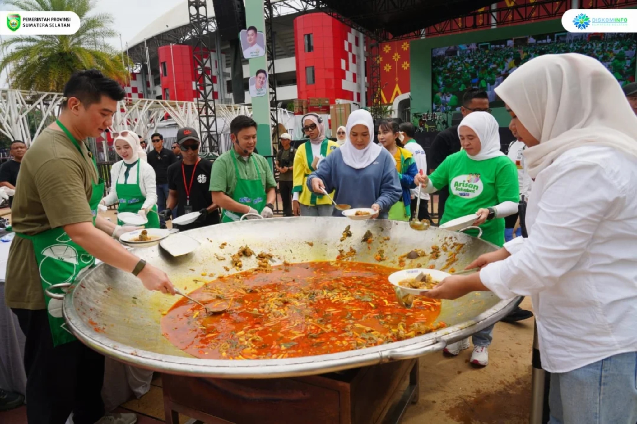 Ketua TP PKK Sumsel Feby Deru Masak Pindang Tulang Seribu Porsi Bersama Chef Arnold dan Bobon Santoso