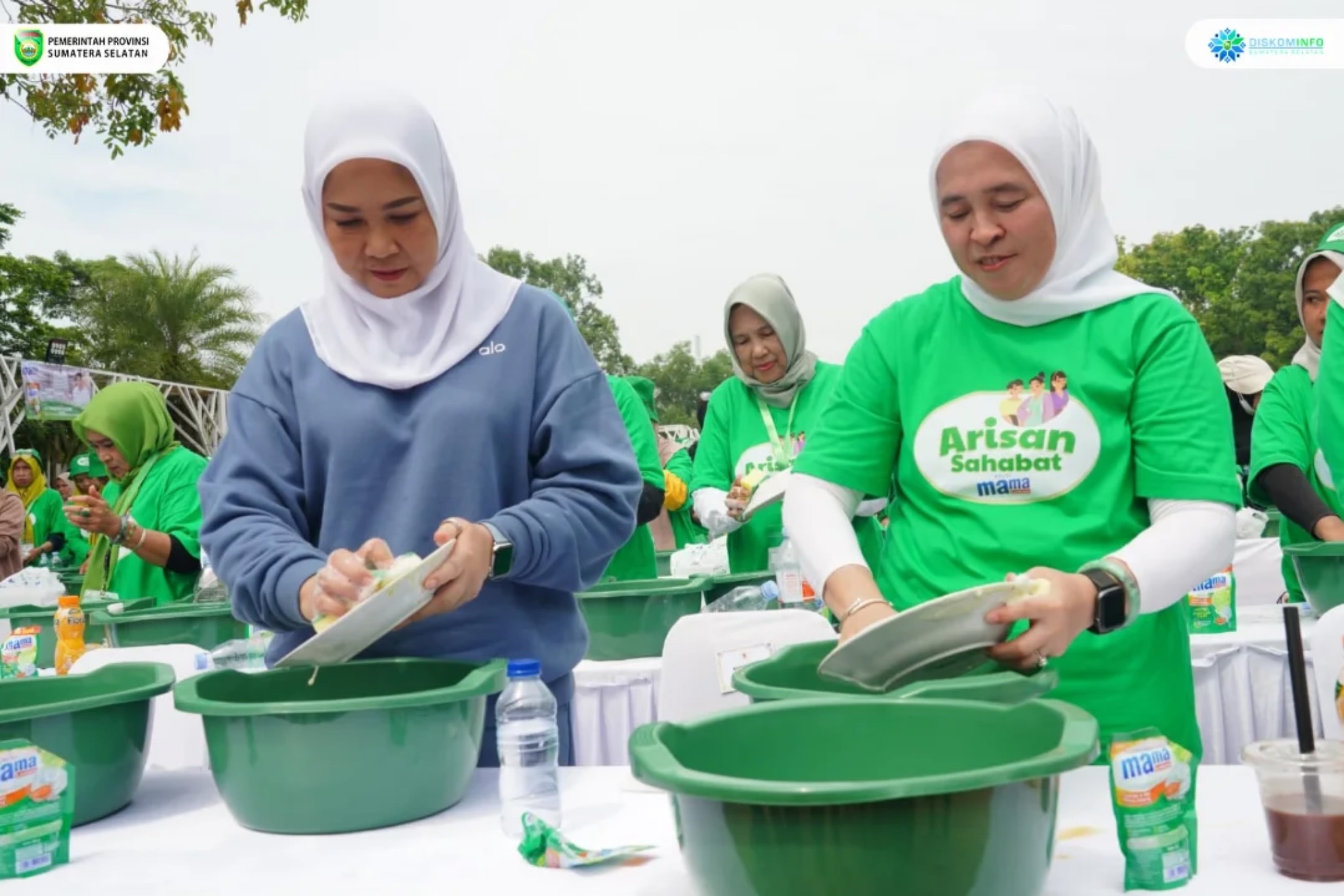 Ketua TP PKK Sumsel Feby Deru Masak Pindang Tulang Seribu Porsi Bersama Chef Arnold dan Bobon Santoso