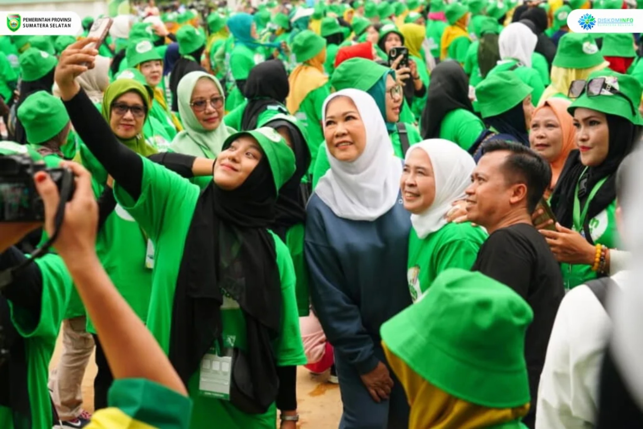 Ketua TP PKK Sumsel Feby Deru Masak Pindang Tulang Seribu Porsi Bersama Chef Arnold dan Bobon Santoso