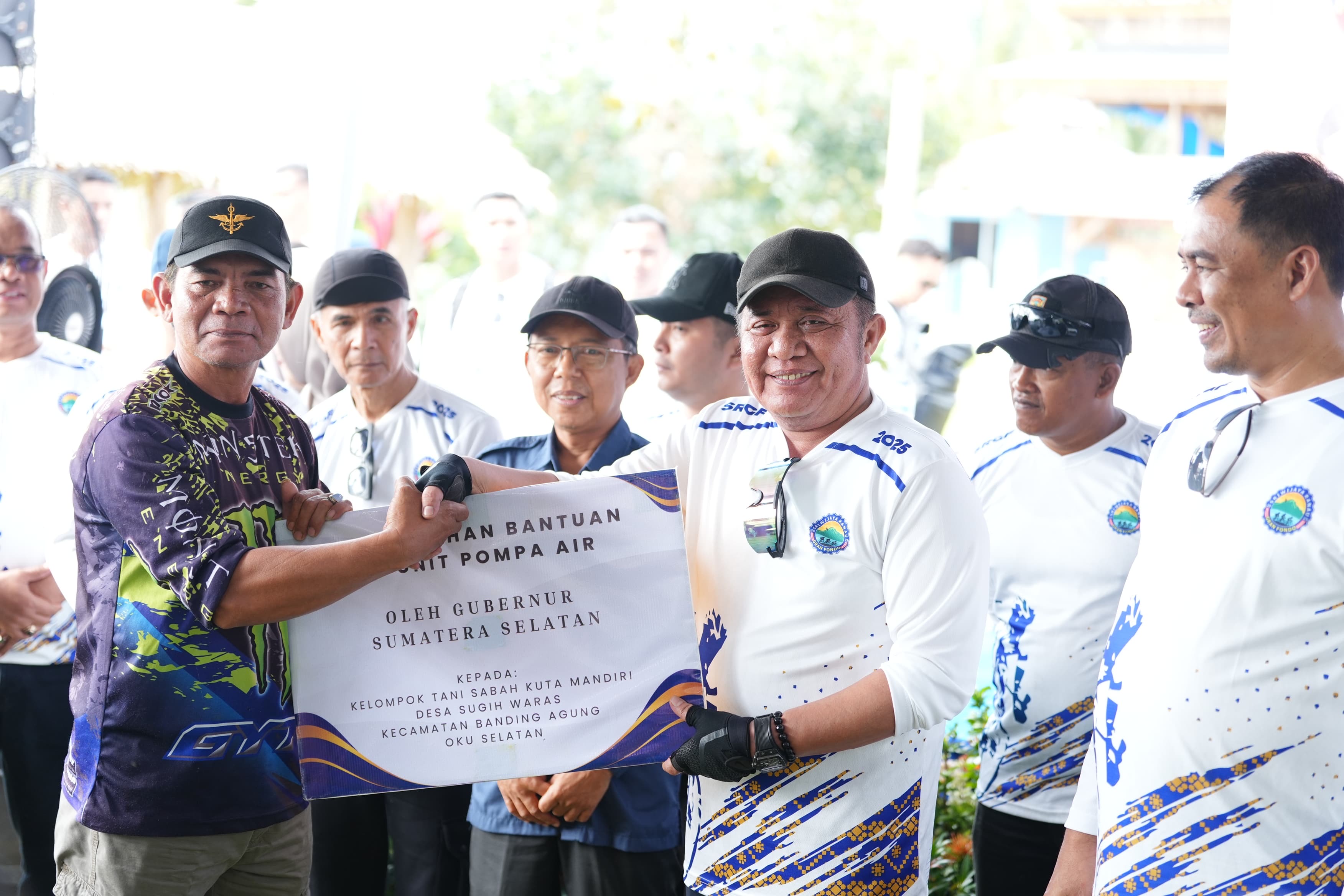 Gubernur HD Serahkan Bantuan Keuangan Khusus Kepada Ribuan Desa di Sumsel