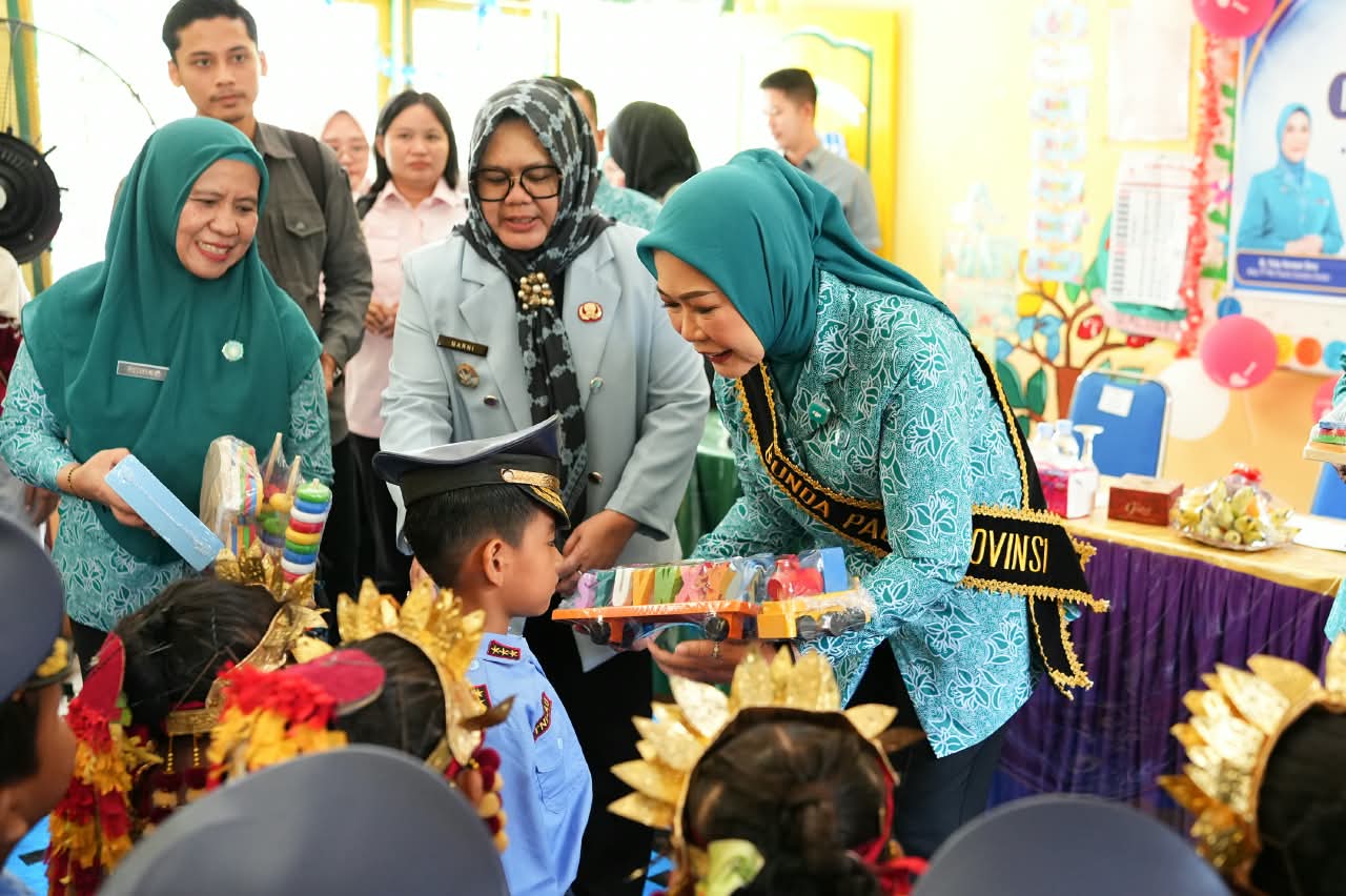 Sinergi Pembinaan Keluarga dan UMKM, Ketua TP PKK Sumsel Kunjungi Paud Binaan PKK dan SIBA Muara Enim