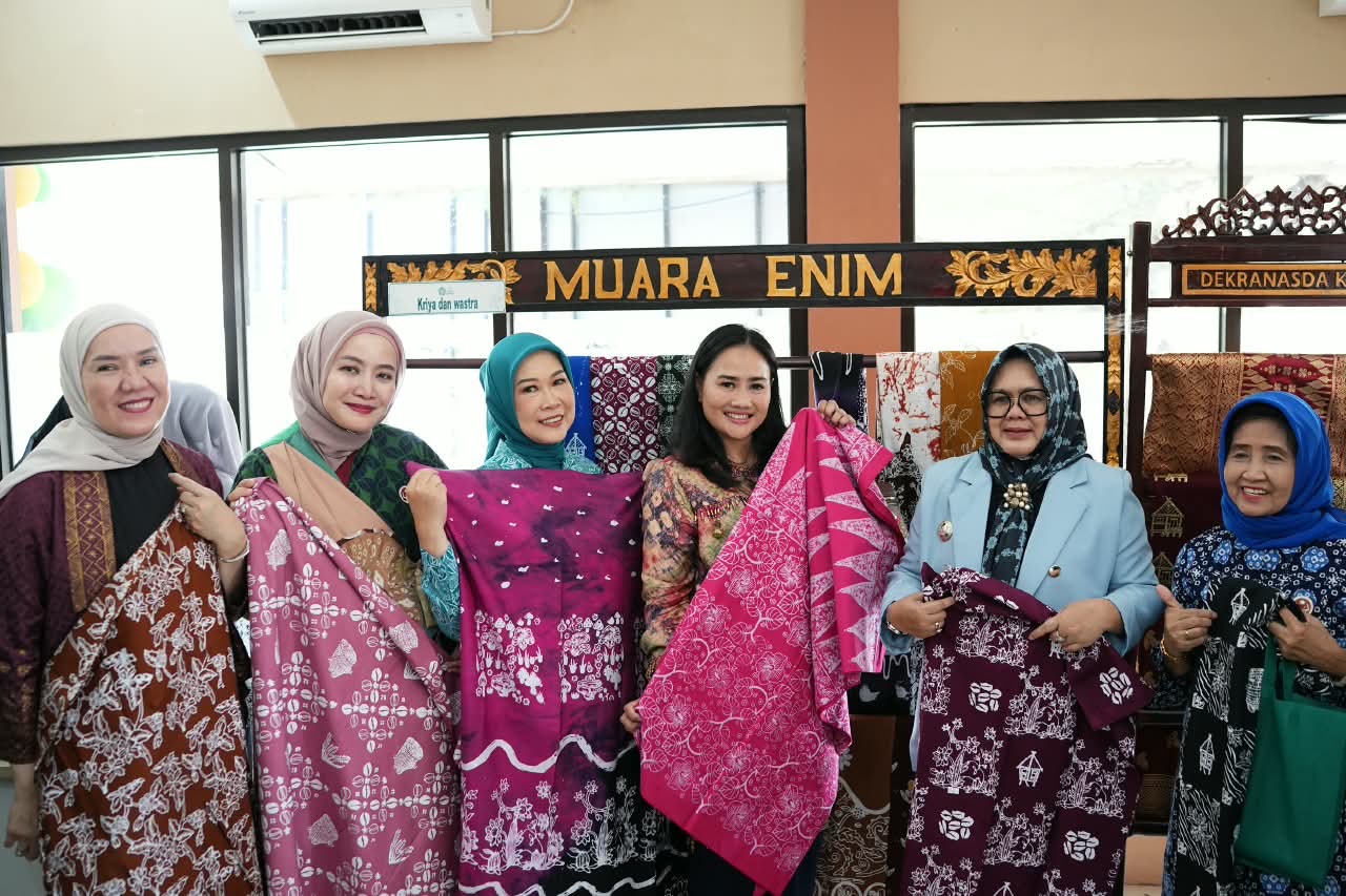 Kunker ke Muara Enim, Feby Herman Deru Apresiasi Produk Lokal Binaan PKK