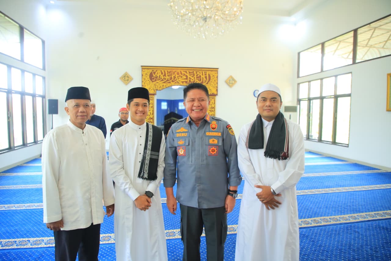 Gubernur Herman Deru Menunaikan Salat Jumat Bersama Warga di Masjid Griya Agung