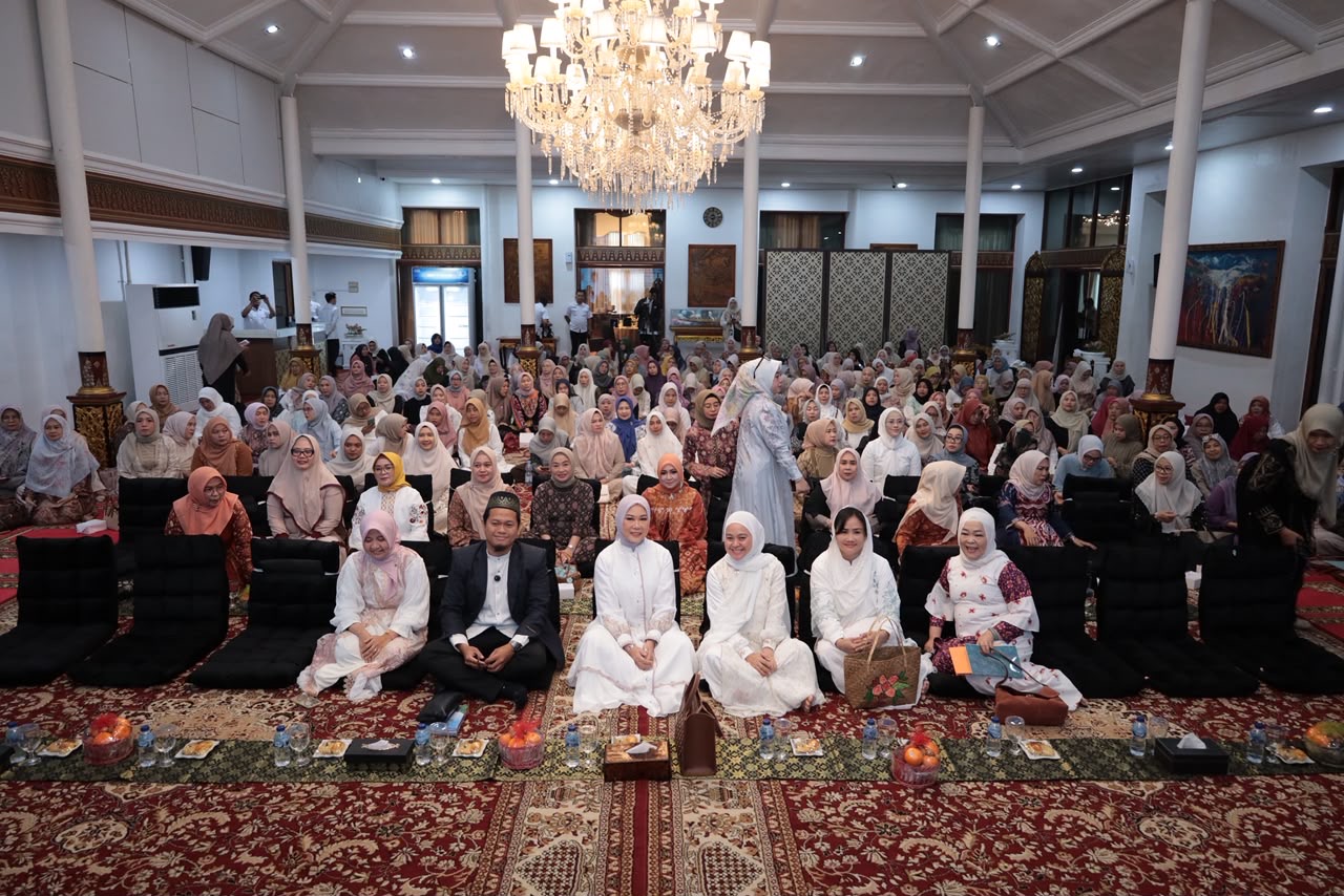 Hadiri Peringatan Maulid Nabi, Ketua TP PKK Sumsel Tekankan Komunikasi Keluarga dan Perempuan Mandiri