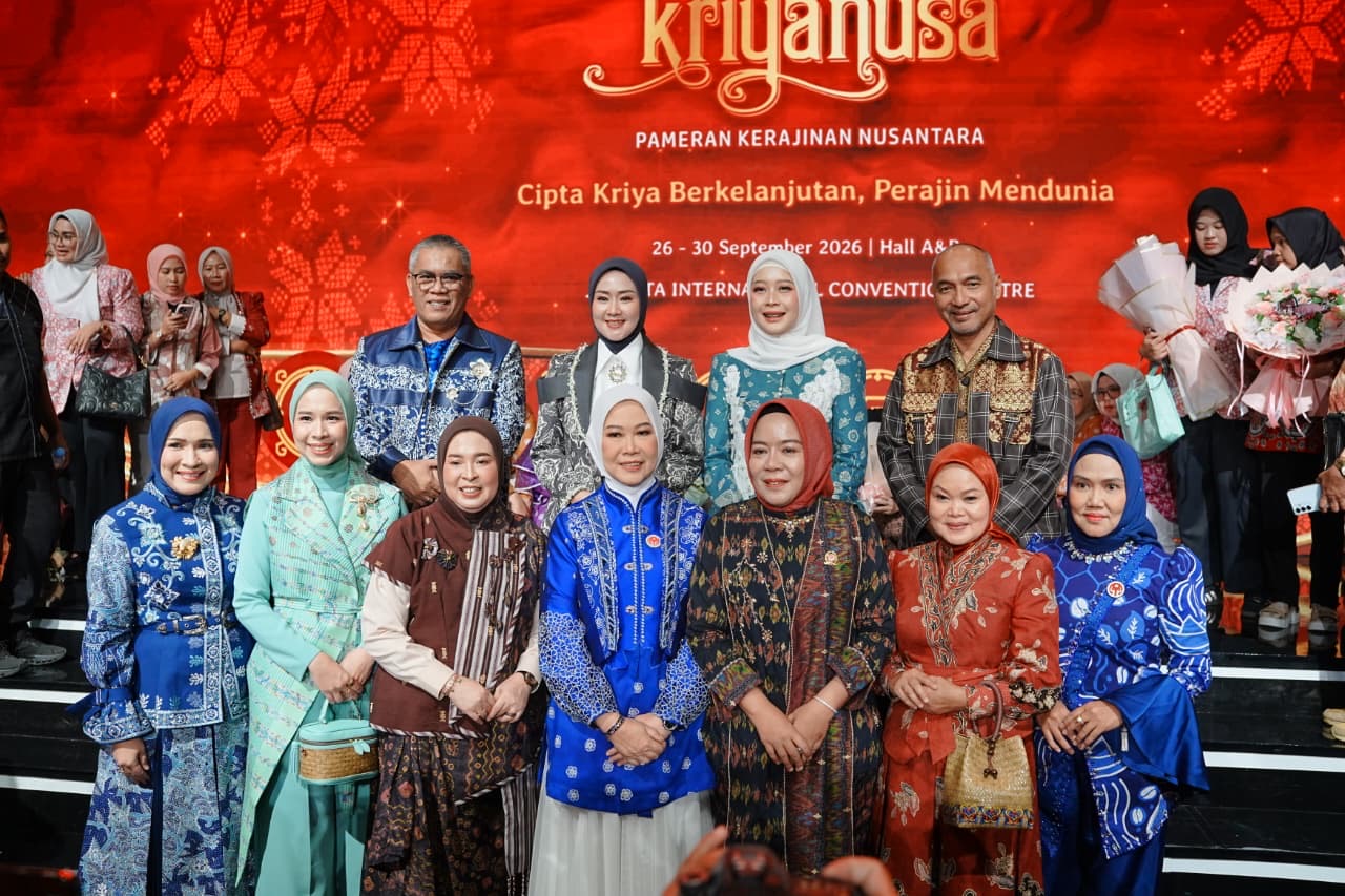 Tampil Memukau, Ketua Dekranasda Sumsel Feby Deru Pimpin Parade Wastra Khas Sumsel di Kriya Nusa 2026