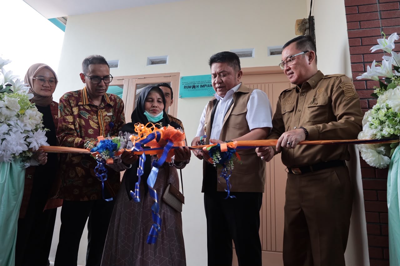 Gubernur Herman Deru Serahkan Bantuan Rumah Layak Huni Program TJSL PT Angkasa Pura Indonesia di Sukarame Palembang