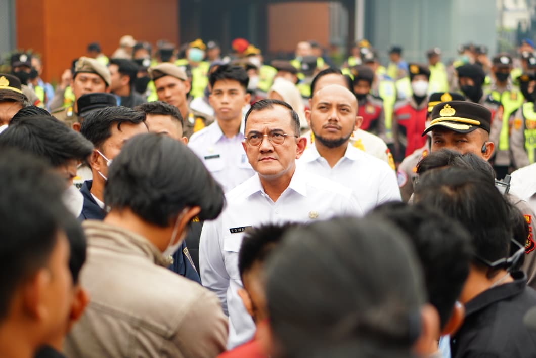Sekda Sumsel Paparkan Upaya Penanganan Karhutla Didepan Pendemo