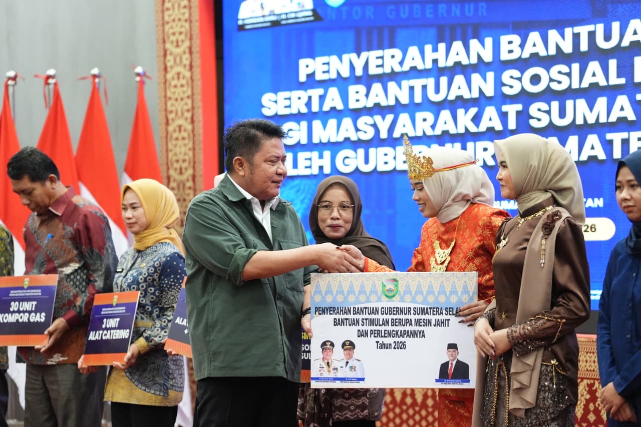 Dorong UMKM Naik Kelas, HD Serahkan Bantuan Usaha dan Bansos Rehabilitasi di OJK Sumsel